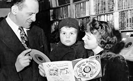 Leo Mintz and customers at Record Rendezvous, 1951