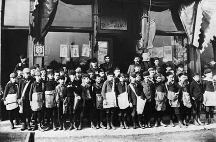 Press carriers outside of Barlow Agency in 1898.